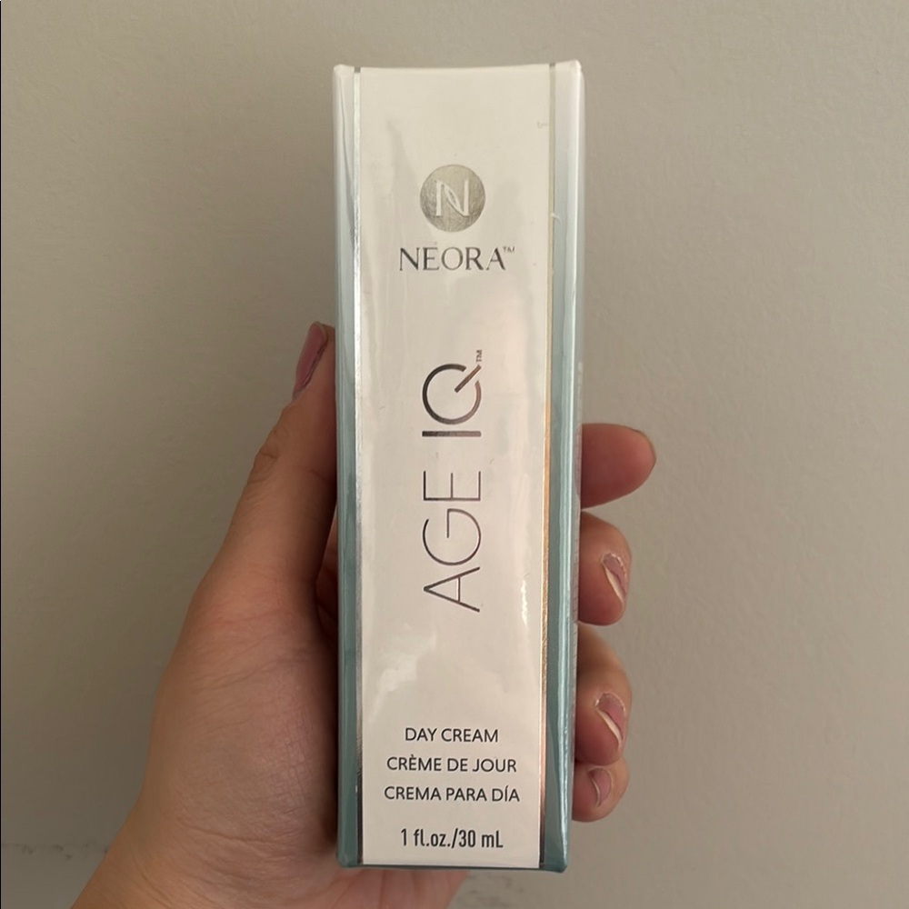 Age IQ Day Cream - White